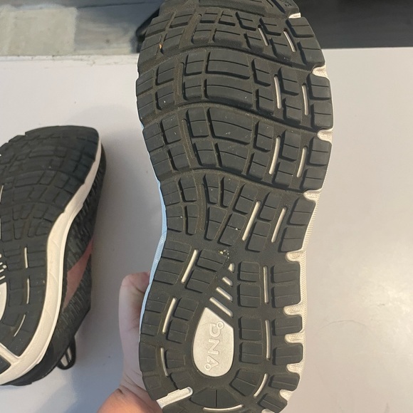 Brooks sneakers. Gender neutral. Never worn 9 1/2 2E. Black with pink - Picture 3 of 7